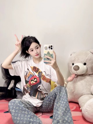 White Graphic Print Short Sleeve T-Shirt with Artistic Illustration view 5