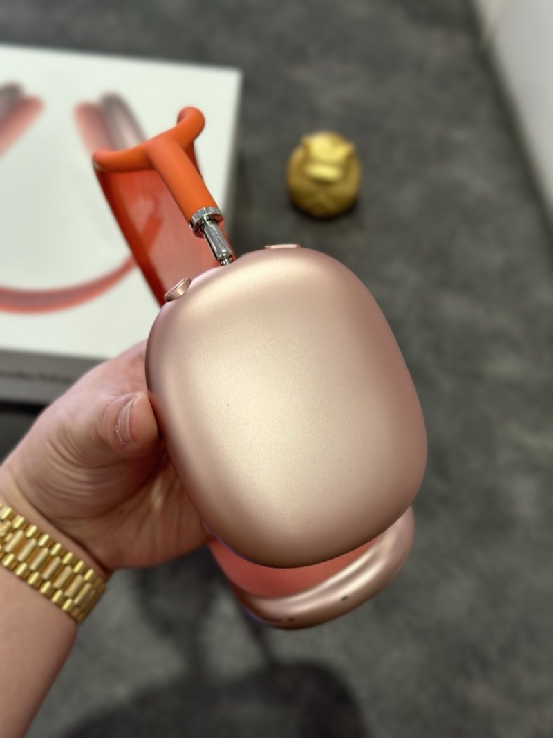 Apple AirPods Pro Max Red 1:1 UA Replica view