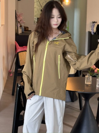 Arc'teryx Bate SL Hooded Windbreaker Jacket - Sage Taupe view 9