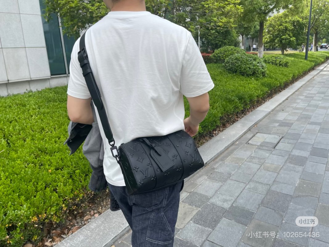 Louis Vuitton Black Monogram Messenger Shoulder Bag