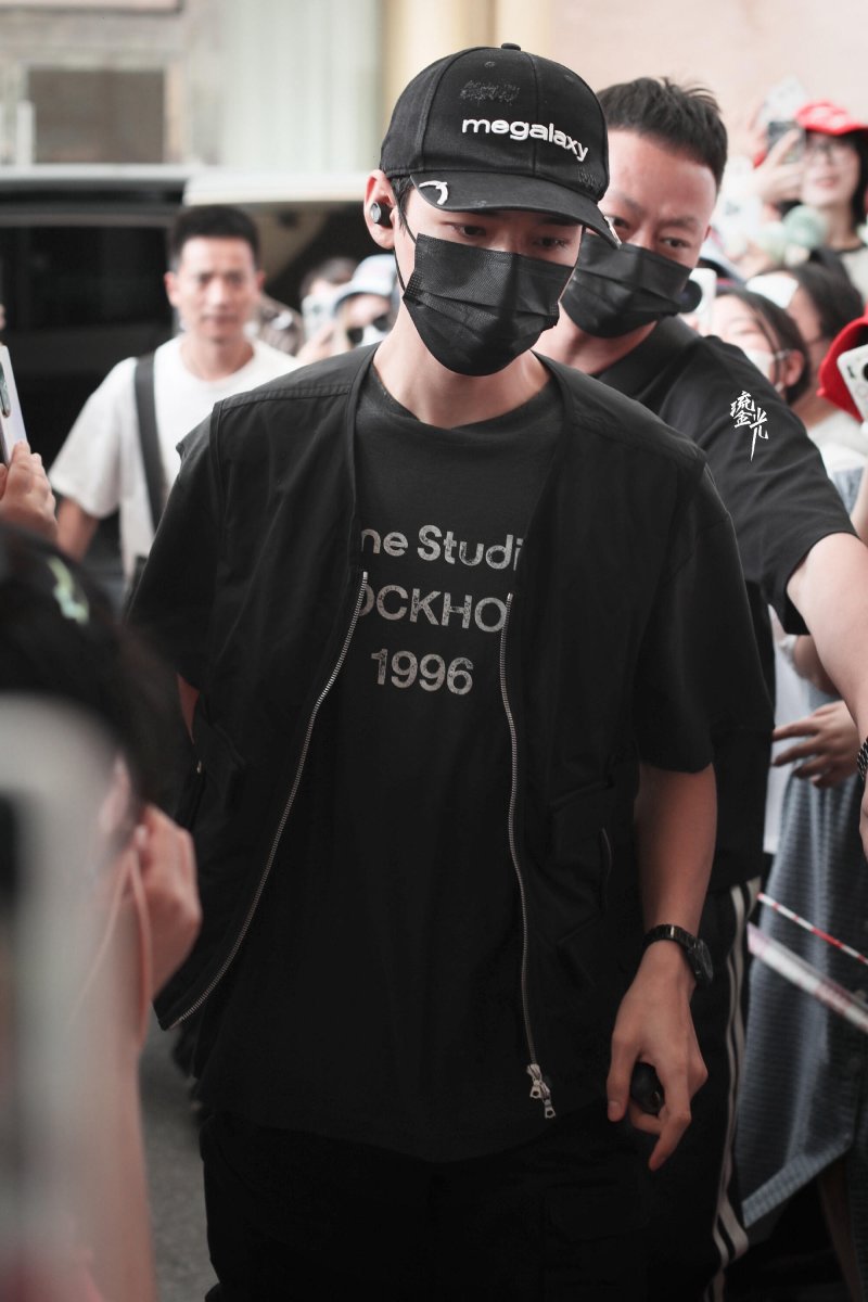 Black Graphic Print Short Sleeve T-Shirt 1990s Style view
