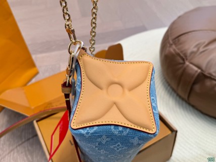 Louis Vuitton Starry Blue Shoulder Bag with Chain Strap view 4
