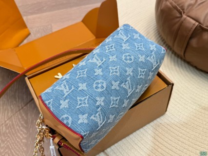 Louis Vuitton Starry Blue Shoulder Bag with Chain Strap view 6