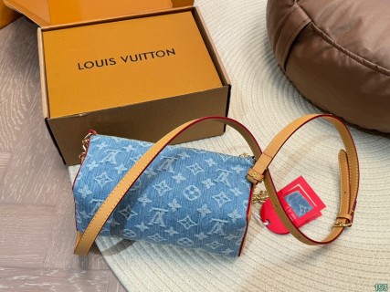 Louis Vuitton Starry Blue Shoulder Bag with Chain Strap view 7