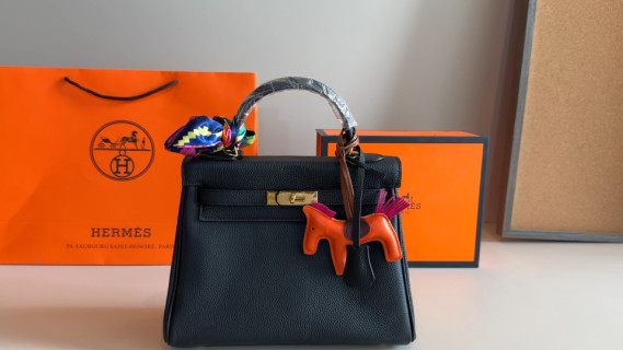 Hermès Kelly Black Leather Handbag with Gold Hardware