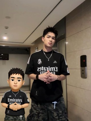 Emirates Fly Better Black Oversized T-Shirt view 3