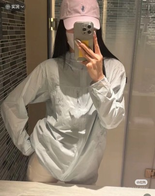 Burberry White Lightweight Sun-Protection Jacket view 2