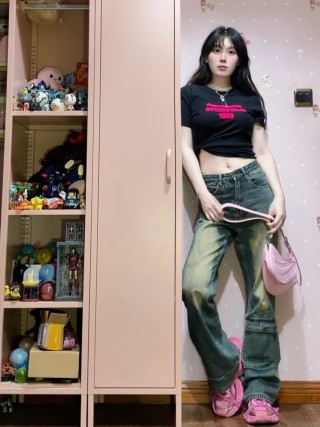 Black Cropped T-Shirt with Pink Graphic Print view 3