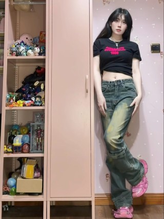 Black Cropped T-Shirt with Pink Graphic Print view 4