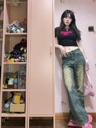 Black Cropped T-Shirt with Pink Graphic Print view 5