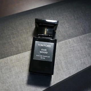 Tom Ford Oud Wood Eau de Parfum 100ml view 9