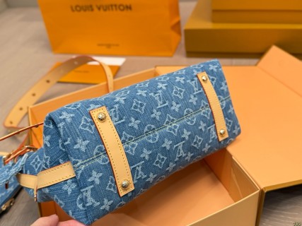 Louis Vuitton Carryall Denim Tote Bag with Pouch – Blue view 6
