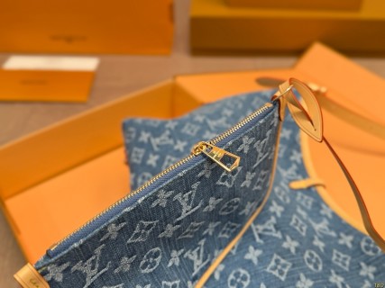 Louis Vuitton Carryall Denim Tote Bag with Pouch – Blue view 7