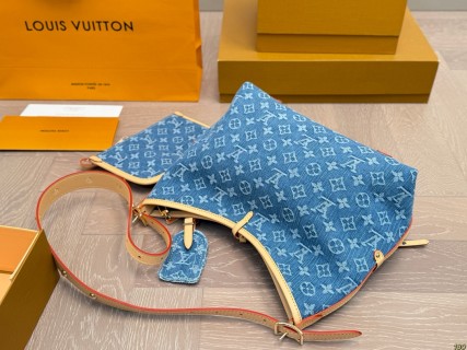 Louis Vuitton Carryall Denim Tote Bag with Pouch – Blue view 8