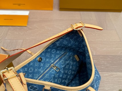 Louis Vuitton Carryall Denim Tote Bag with Pouch – Blue view 9