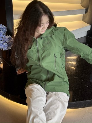 Arc'teryx Beta SL Hooded Windbreaker Jacket - Eden Green view 2