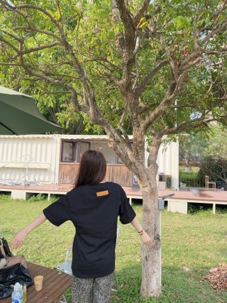 Louis Vuitton Live Very Good Black T-Shirt view 2