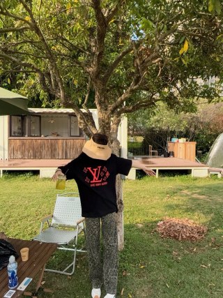 Louis Vuitton Live Very Good Black T-Shirt view 4