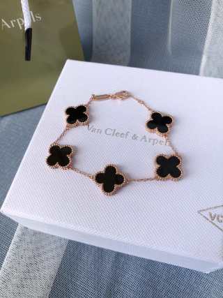 Van Cleef & Arpels Four-Leaf Clover Bracelet Rose Gold Black Onyx view 2