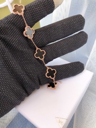 Van Cleef & Arpels Four-Leaf Clover Bracelet Rose Gold Black Onyx view 8