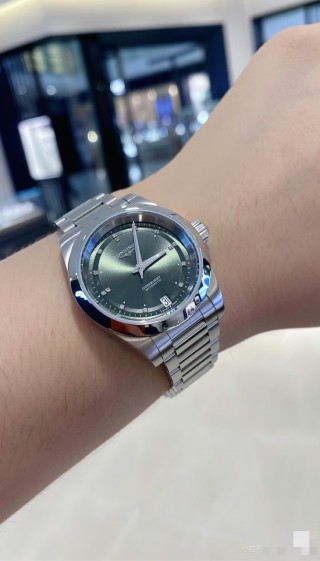 Longines Conquest Sunburst Green 34mm Steel Watch view 2