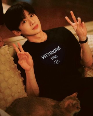 Black Oversized Graphic Print T-Shirt view 7