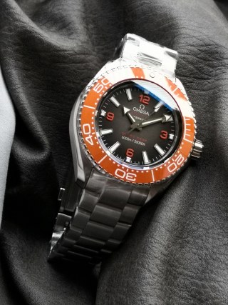 Omega Seamaster Planet Ocean Orange Ceramic Bezel 45.5mm view 3