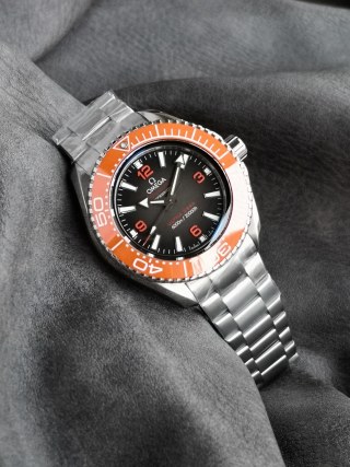 Omega Seamaster Planet Ocean Orange Ceramic Bezel 45.5mm view 4