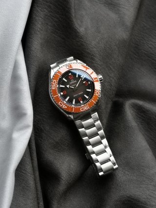 Omega Seamaster Planet Ocean Orange Ceramic Bezel 45.5mm view 5