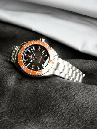 Omega Seamaster Planet Ocean Orange Ceramic Bezel 45.5mm view 6