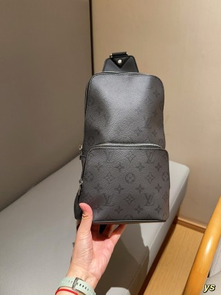 Louis Vuitton Avenue Chest Bag Black view 2