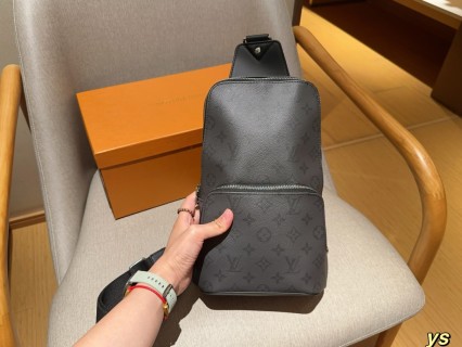 Louis Vuitton Avenue Chest Bag Black view 4