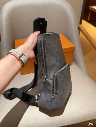 Louis Vuitton Avenue Chest Bag Black view 5
