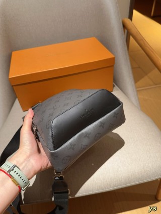 Louis Vuitton Avenue Chest Bag Black view 7