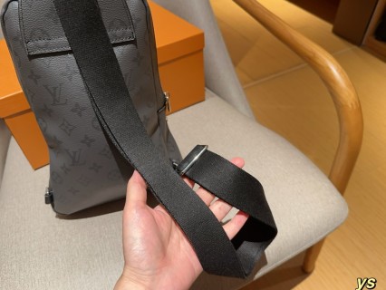 Louis Vuitton Avenue Chest Bag Black view 8