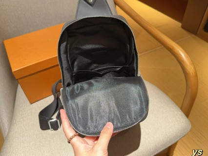 Louis Vuitton Avenue Chest Bag Black view 9
