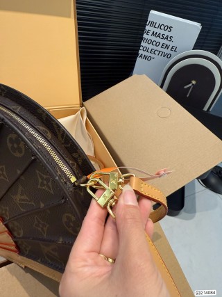 Louis Vuitton Monogram Fan Shoulder Bag Brown view 8