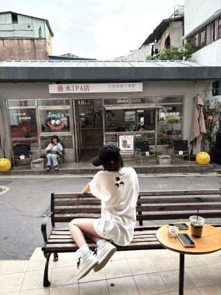 White Oversized Graphic Print Short Sleeve T-Shirt view 5
