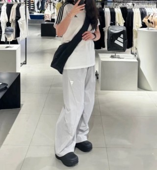 Essentials Fear of God Cream Relaxed Fit Jeans view 2