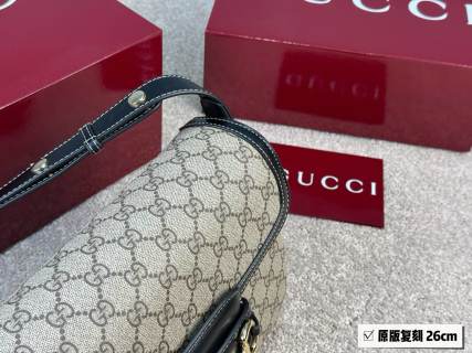 Gucci 1955 Horsebit Saddle Bag Beige Monogram view 2