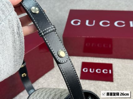Gucci 1955 Horsebit Saddle Bag Beige Monogram view 3