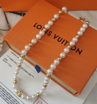 Louis Vuitton Monogram Pearls Gold & Pearl Necklace view 3