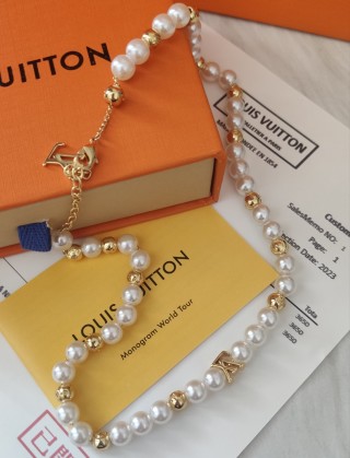 Louis Vuitton Monogram Pearls Gold & Pearl Necklace view 6