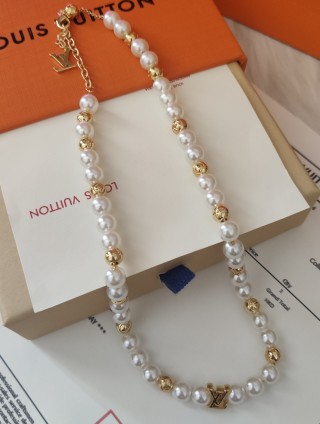 Louis Vuitton Monogram Pearls Gold & Pearl Necklace view 8