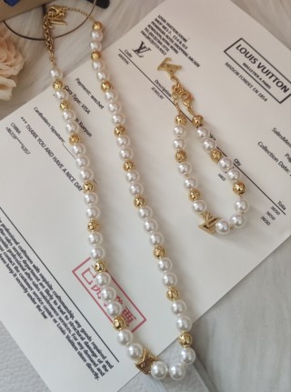 Louis Vuitton Monogram Pearls Gold & Pearl Necklace view 9