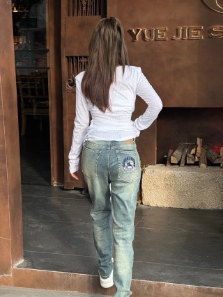 Light Wash Vintage-Inspired Jeans with Logo Pocket