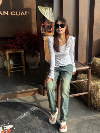 Light Wash Vintage-Inspired Jeans with Logo Pocket view 3