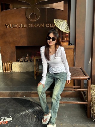 Light Wash Vintage-Inspired Jeans with Logo Pocket view 5