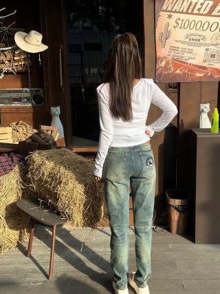 Light Wash Vintage-Inspired Jeans with Logo Pocket view 6