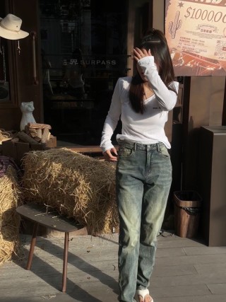 Light Wash Vintage-Inspired Jeans with Logo Pocket view 7
